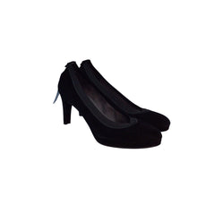 Load image into Gallery viewer, Stuart Weitzman Suede Black Heels Size 7/7.5 M