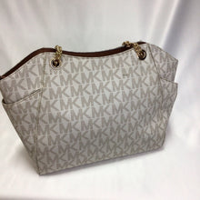 Load image into Gallery viewer, Michael Kors Signature Cream Jet Set Chain Shoulder Bag
