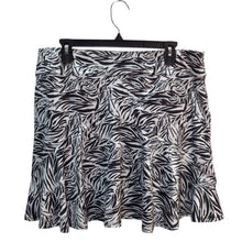 Load image into Gallery viewer, Coral Bay Black And White Pattern Golf Skort Size M