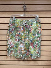 Load image into Gallery viewer, Coral Bay Shorts Green And White Size Medium