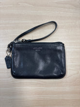 Load image into Gallery viewer, Coach Wristlet Black