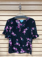 Load image into Gallery viewer, CeCe Short Sleeve Top Black And Purple Size Small